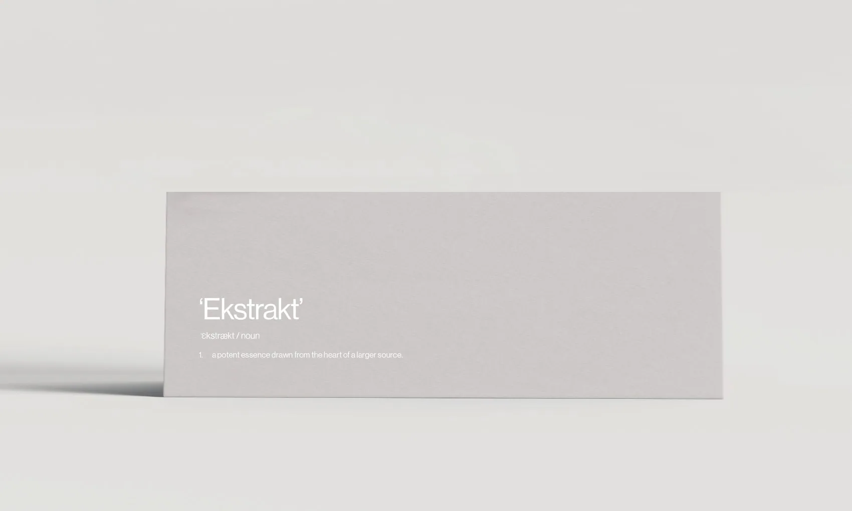 Mock-up of the side of the box with a dictionary-style definition of the word Ekstrakt