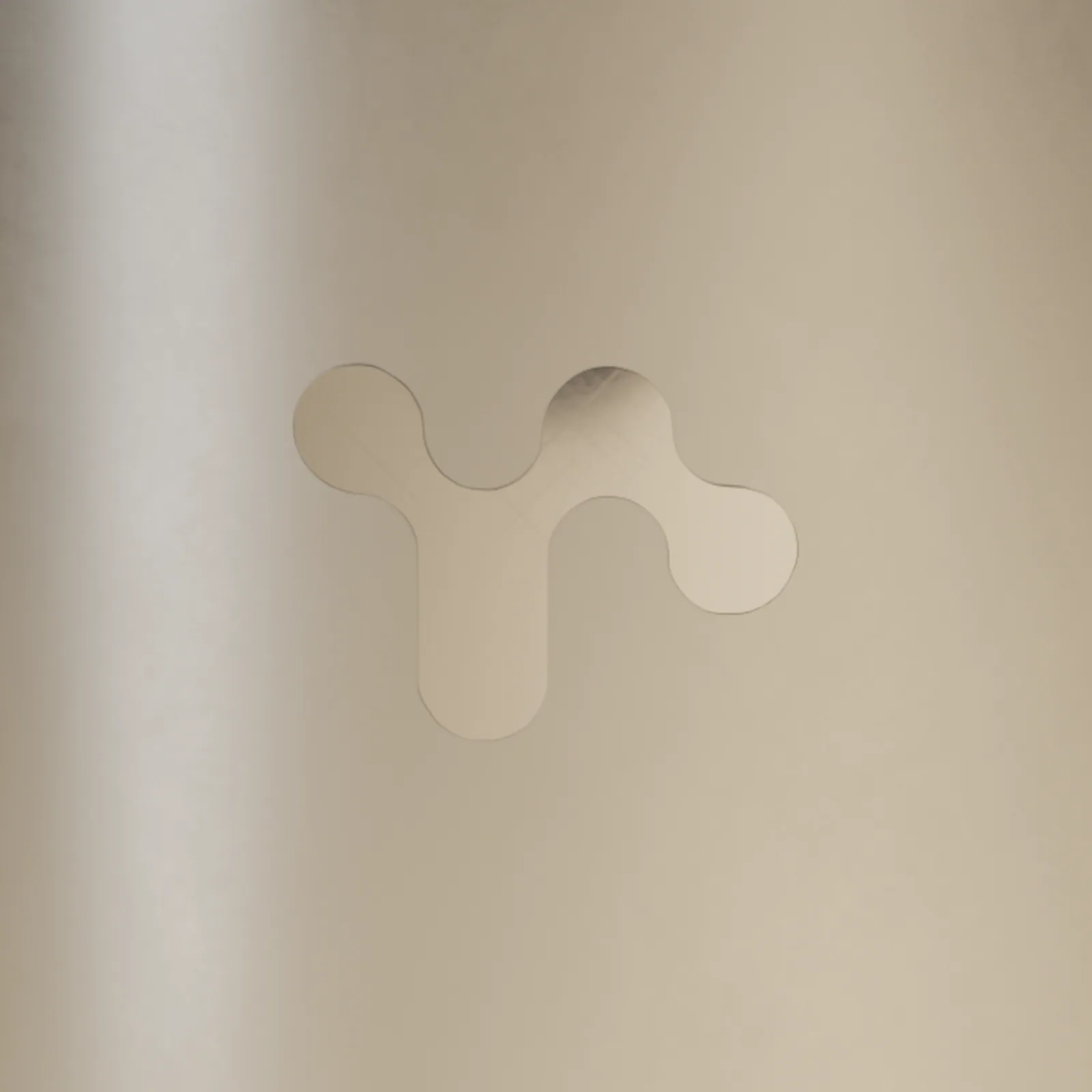 Close-up of the rounded Ekstrakt symbol on the brushed aluminium tin